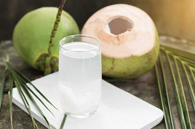 uong-nuoc-dua-vao-buoi-toi
